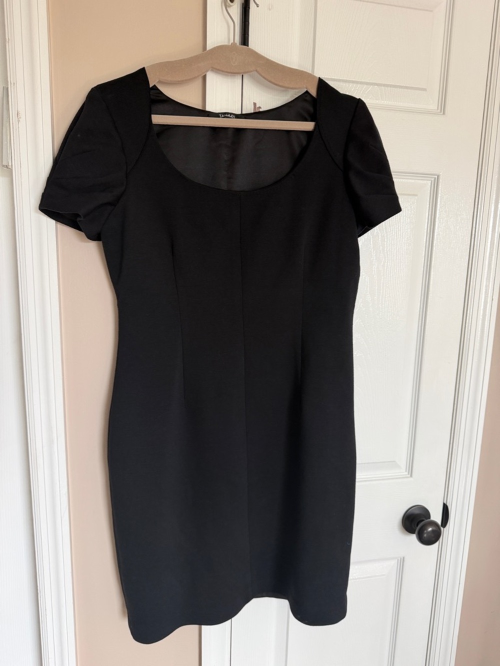 Classic Little Black Short-Sleeve Sheath Dress Ruched Slim-Fit Bodycon Tahari 8